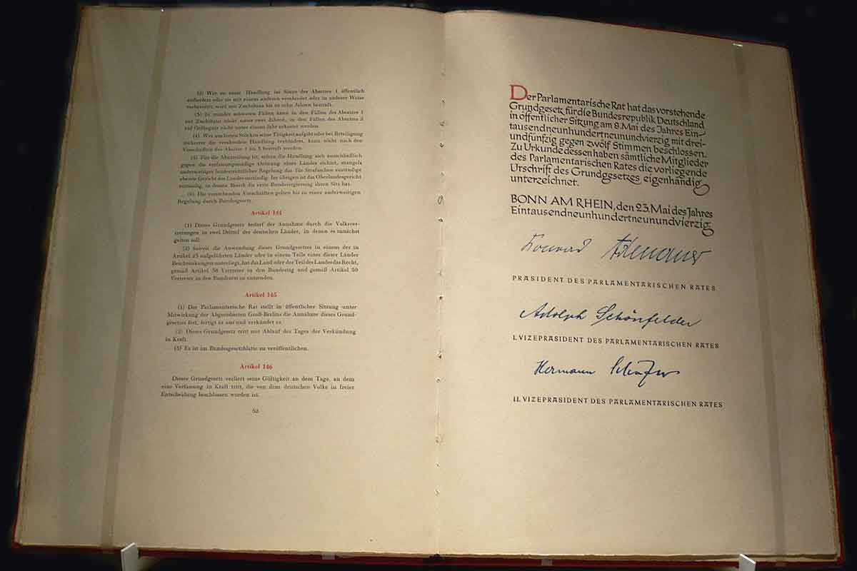  Факсимиле Основного закона 1949 года, полученное каждым членом Парламентского совета. Фото: Andreas Praefcke / Wikimedia Commons