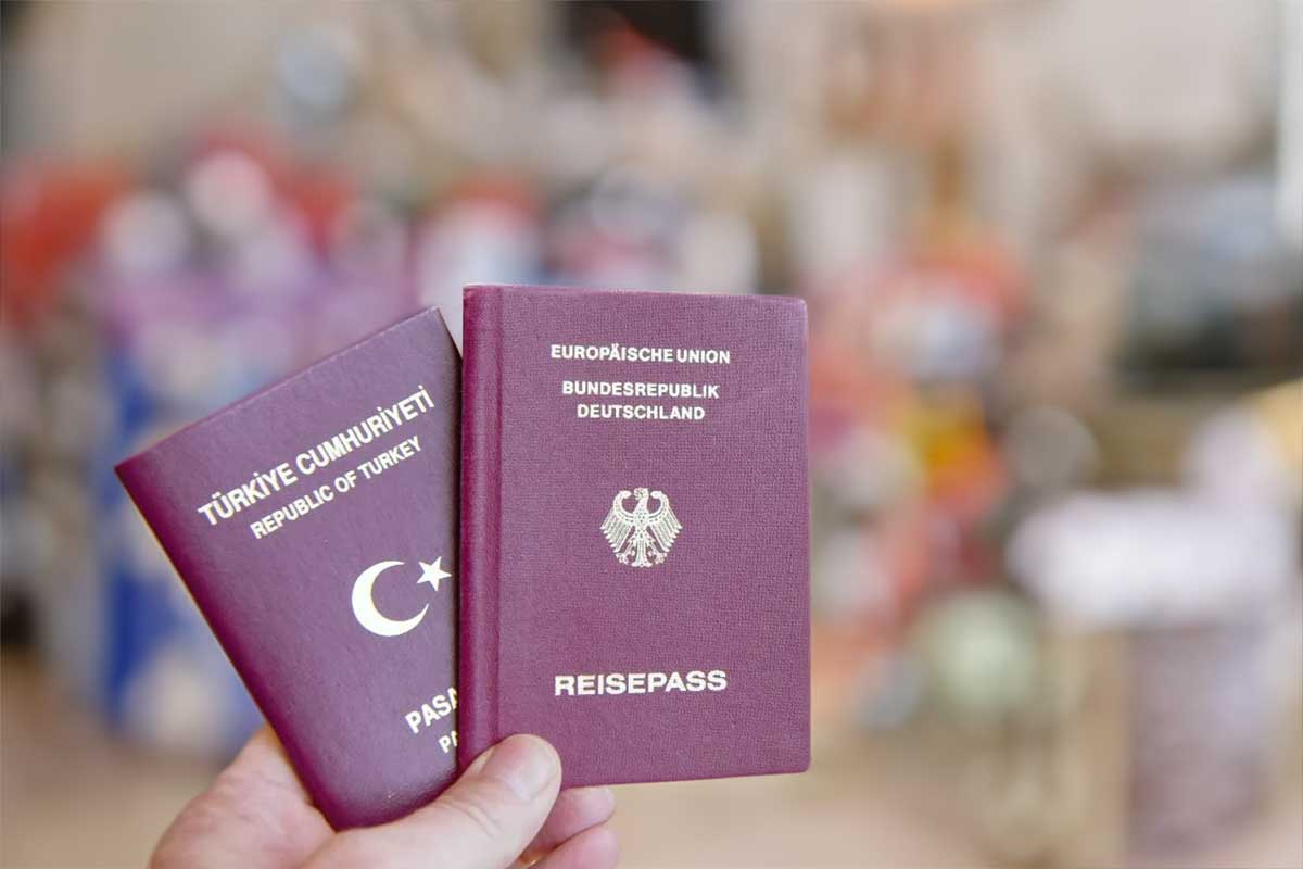 Немецкие консерваторы обещают отменить двойное гражданство. Фото: ausnews.de