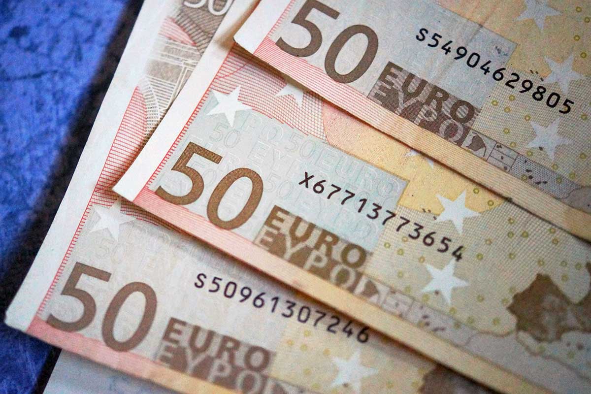 Миллионы будут получать меньше денег в 2025 году. Фото: pexels.com