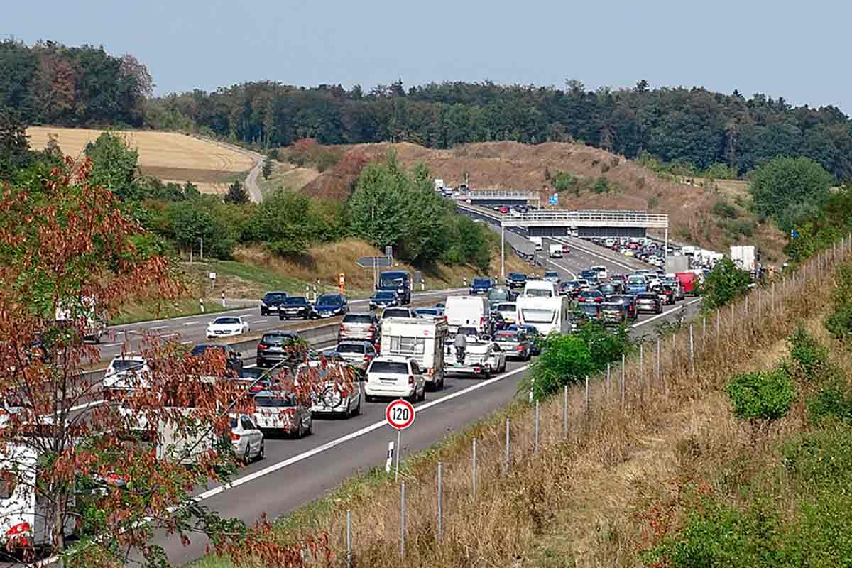 Новые правила на A8 в Германии: штрафы за объезд пробок. Фото: wikimedia commons