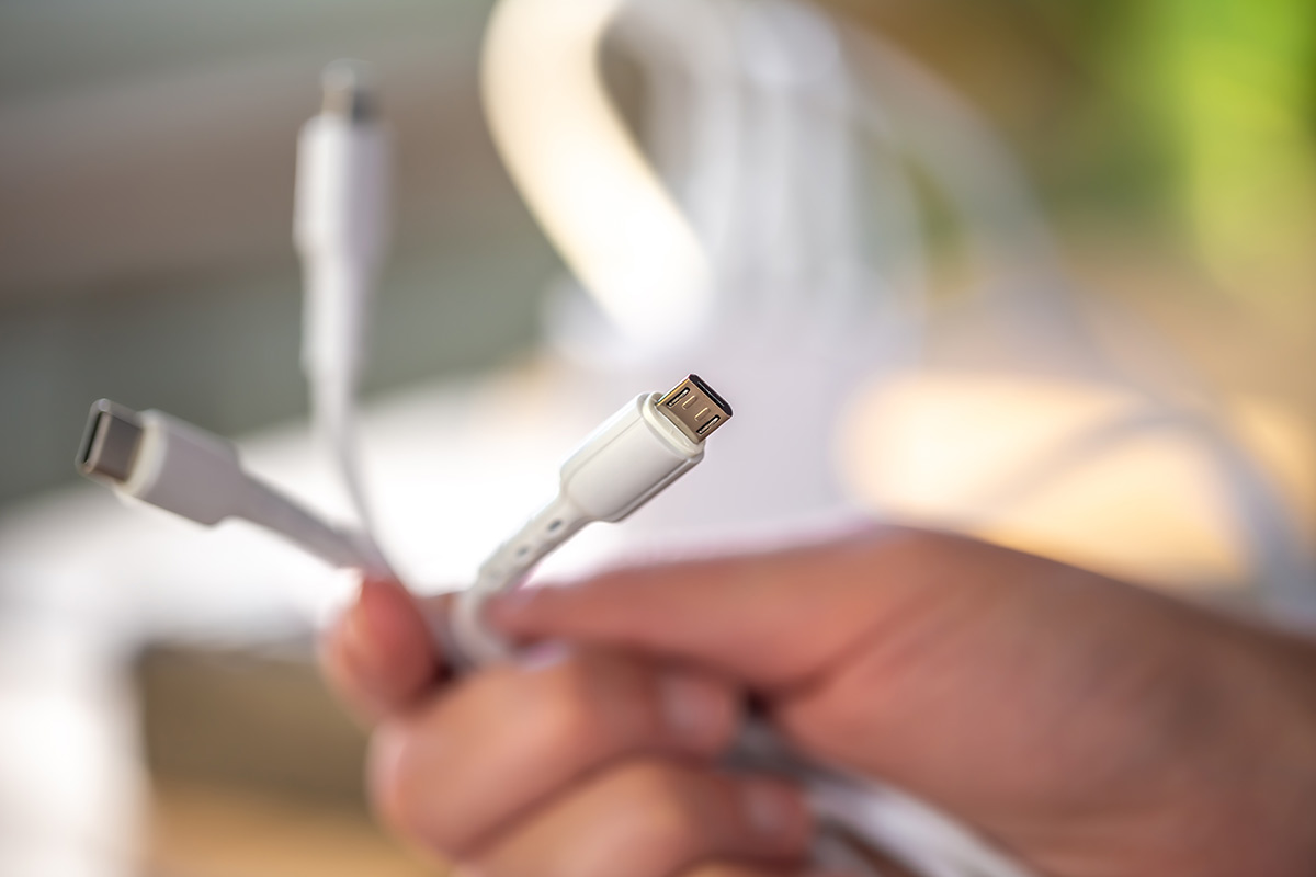 Правила утилизации USB-кабелей в Германии в 2025 году. Фото: freepik.com