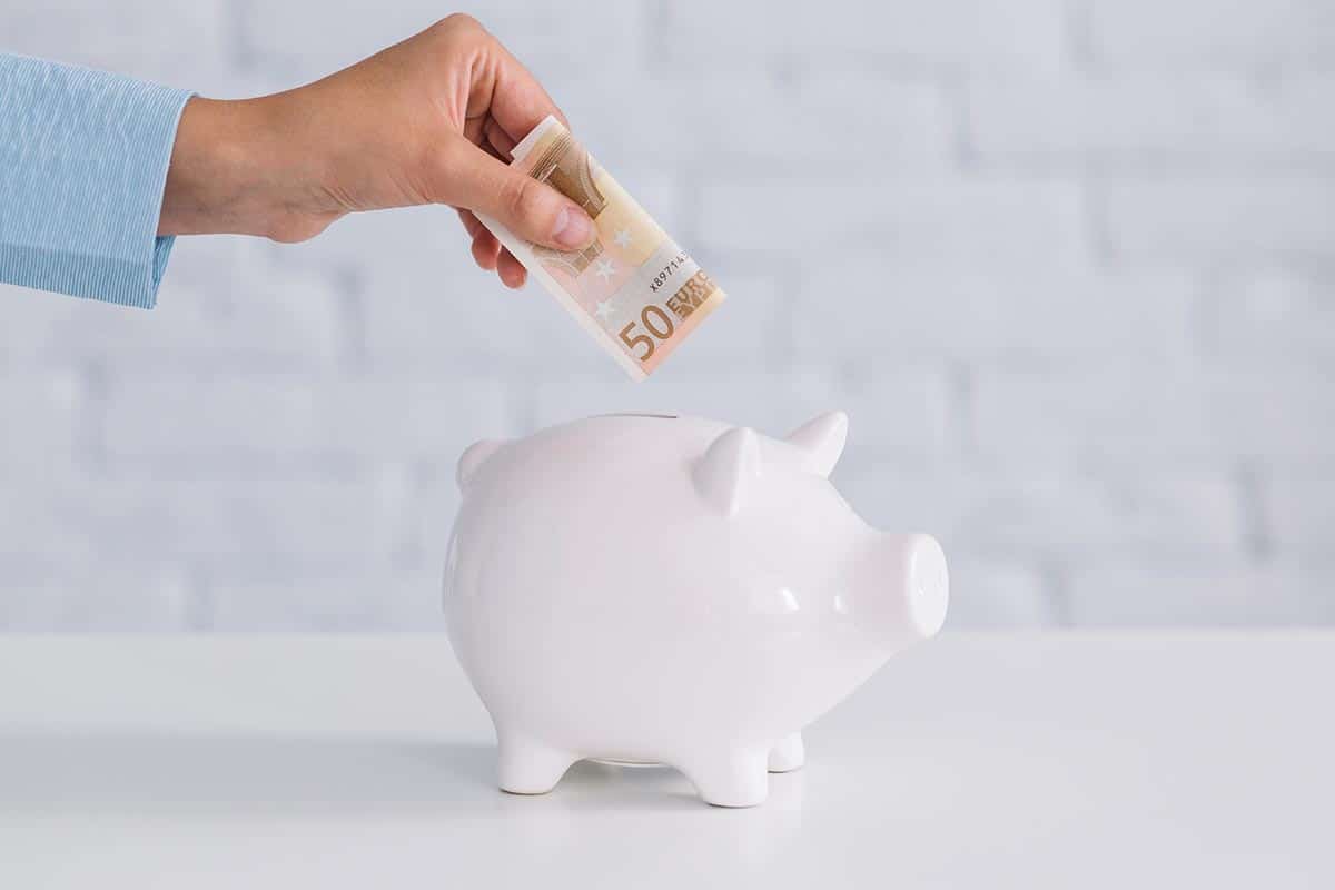Кто и где в Германии хранит на счету больше 10 000 евро. Фото: freepik.com
