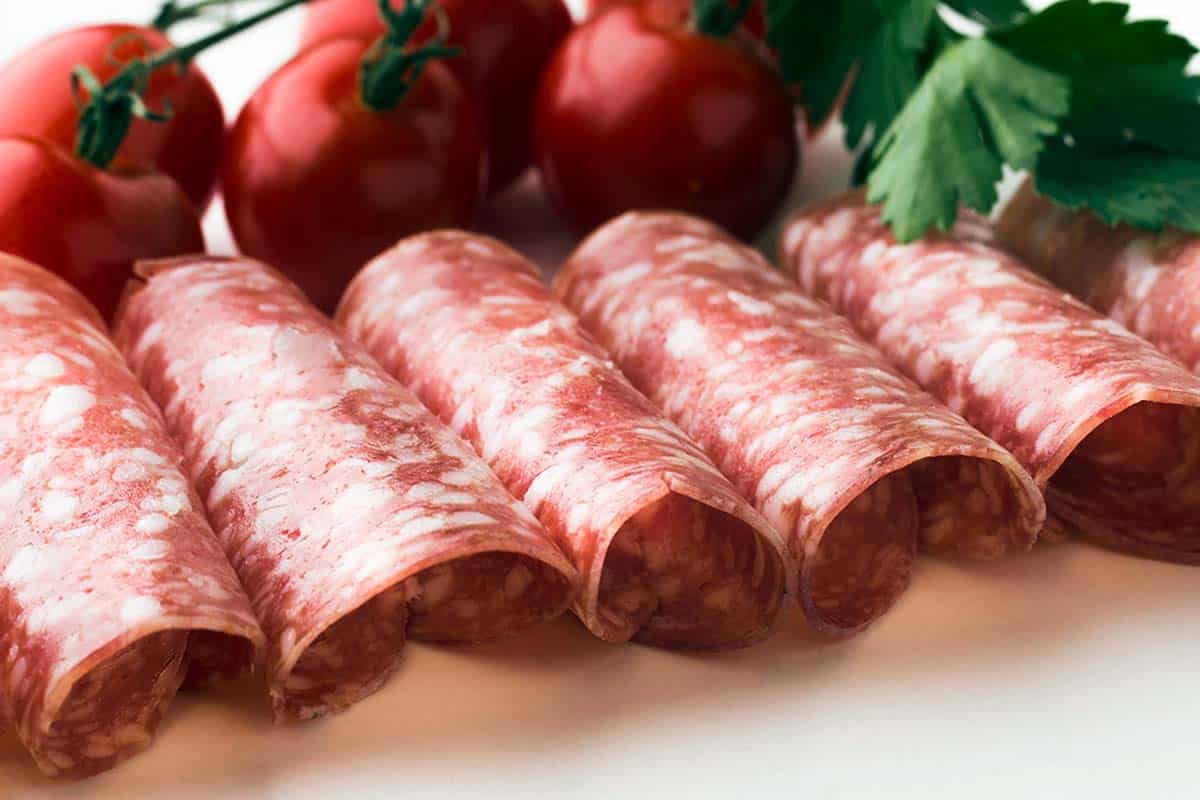 Срочный отзыв салями в Rewe из-за опасных бактерий STEC. Фото: freepik.com