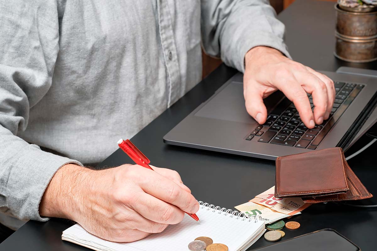 Работа после пенсионного возраста может быть приятным бонусом к доходу. Фото: freepik.com