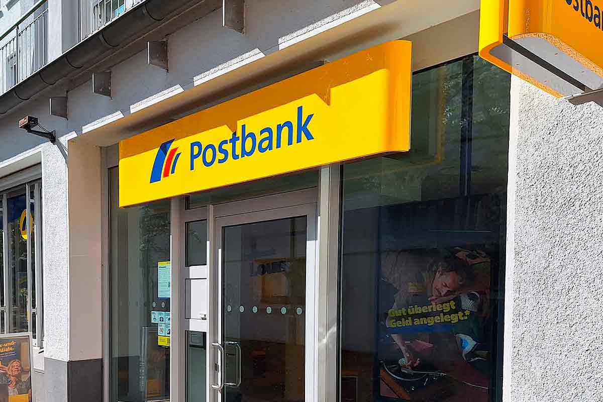 Мошенники атакуют клиентов Postbank: блокировка счета. Фото: wikimedia commons