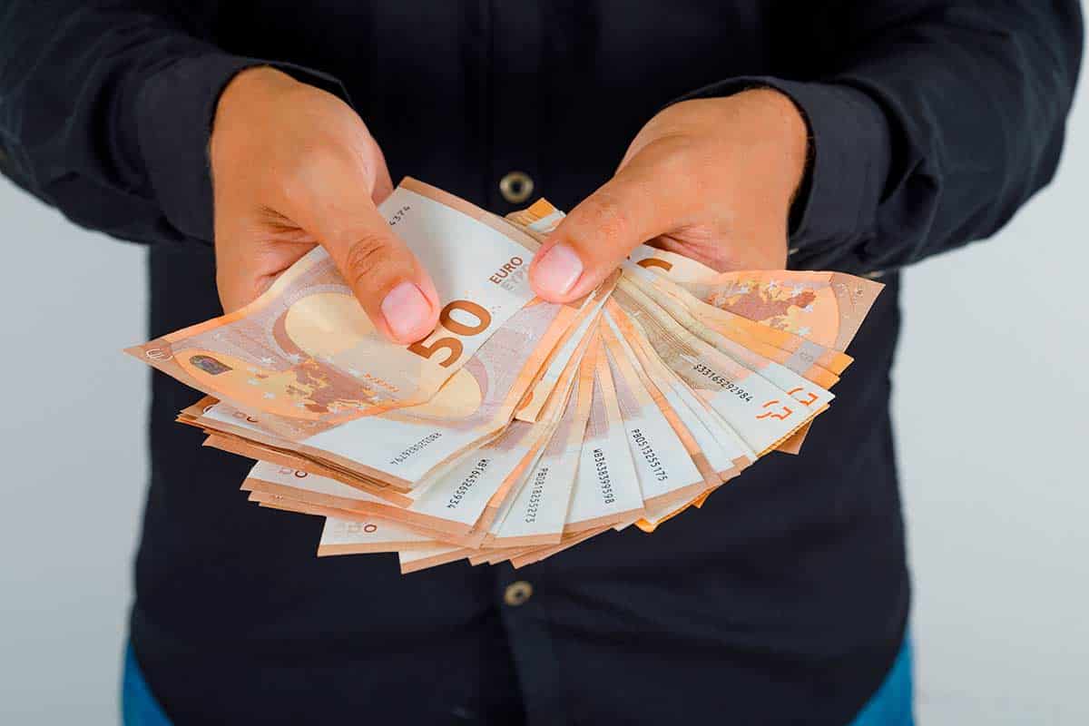 Доплата к немецкой пенсии за 17 месяцев: кто и когда получит. Фото: freepik.com