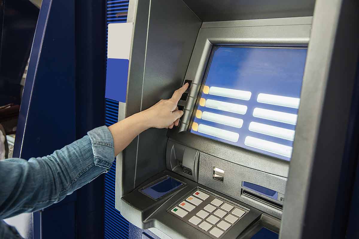 Комиссии немецких банков за снятие наличных за границей. Фото: freepik.com