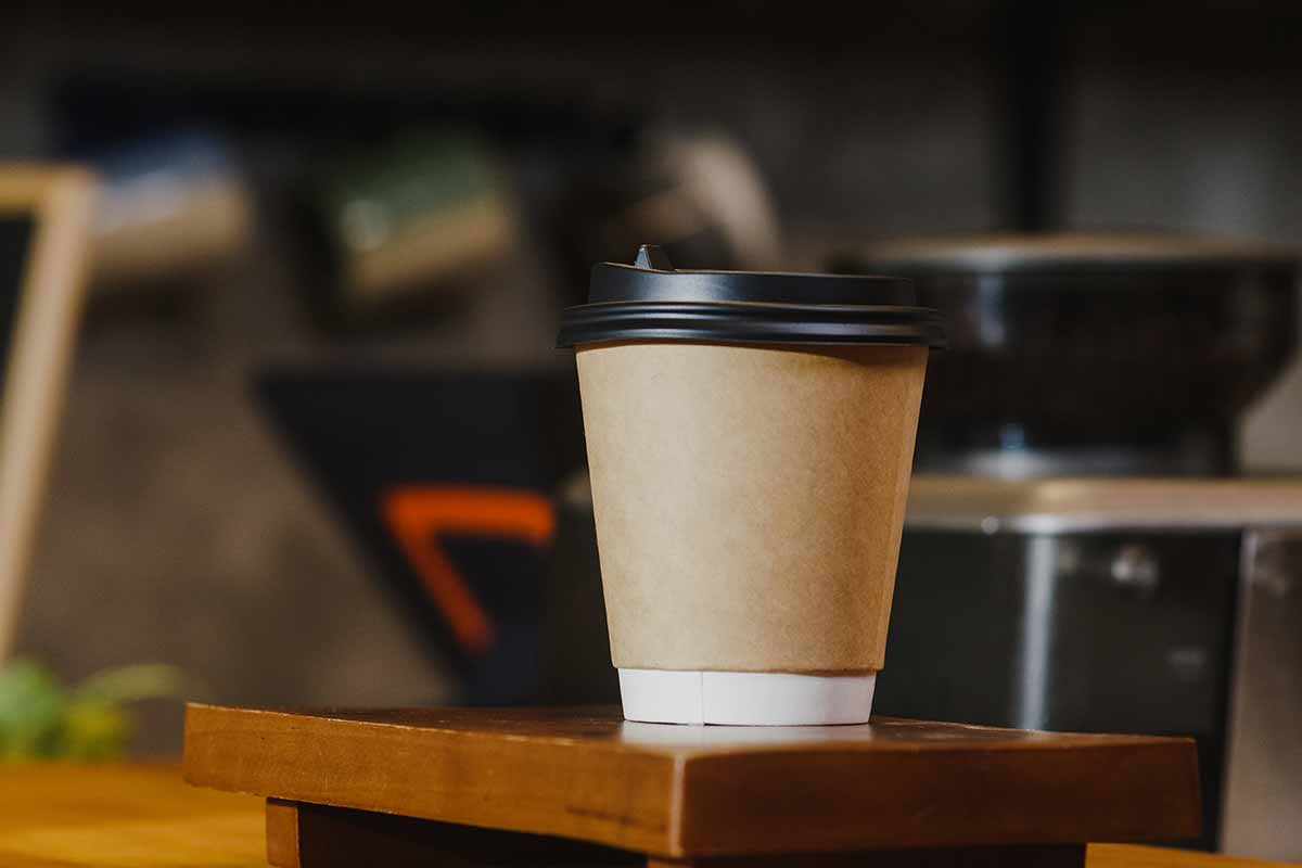 Правила утилизации стаканчиков для кофе в Германии. Фото: freepik.com