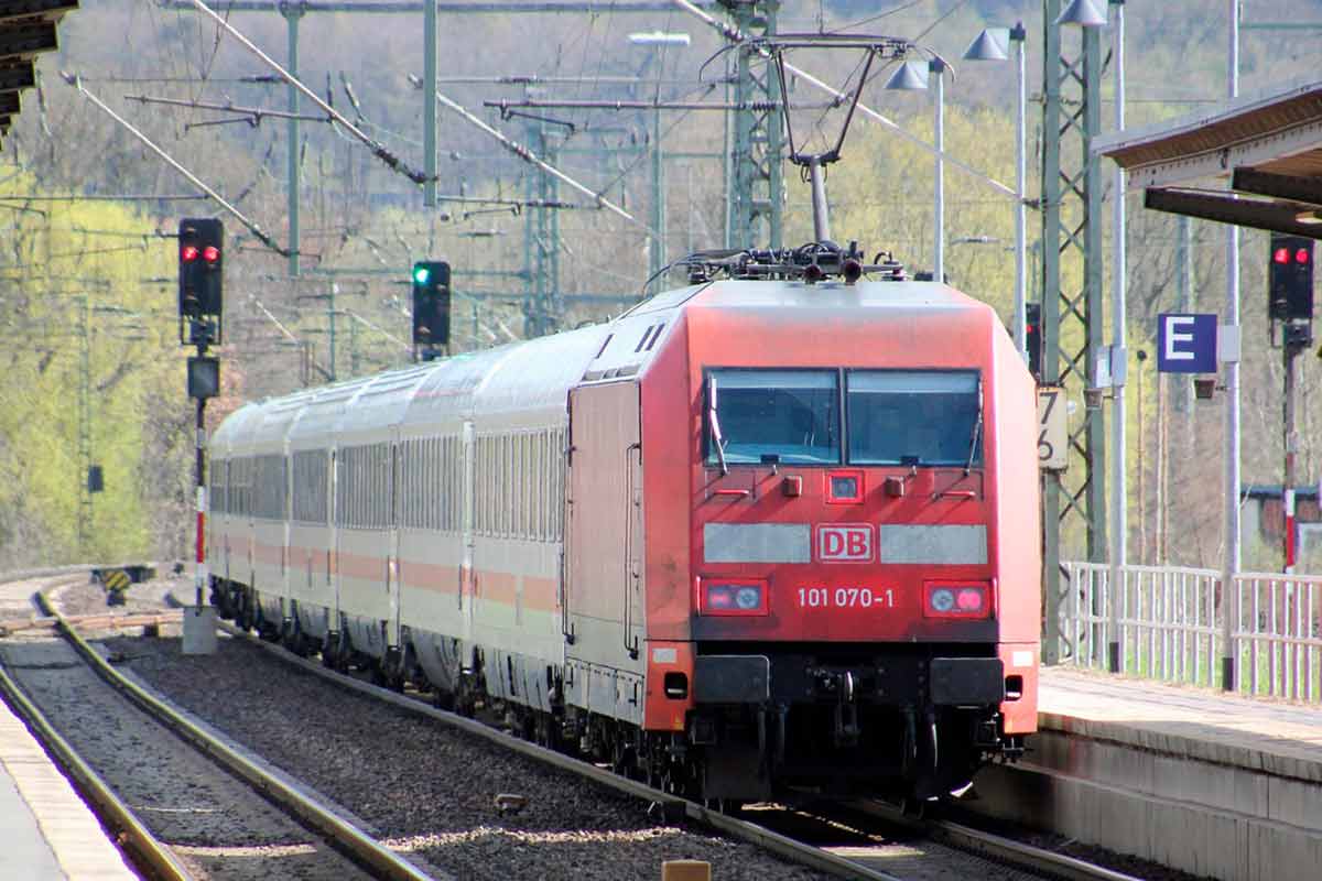 Два билета вместо одного в DB: скрытые риски экономии. Фото: pixabay.com