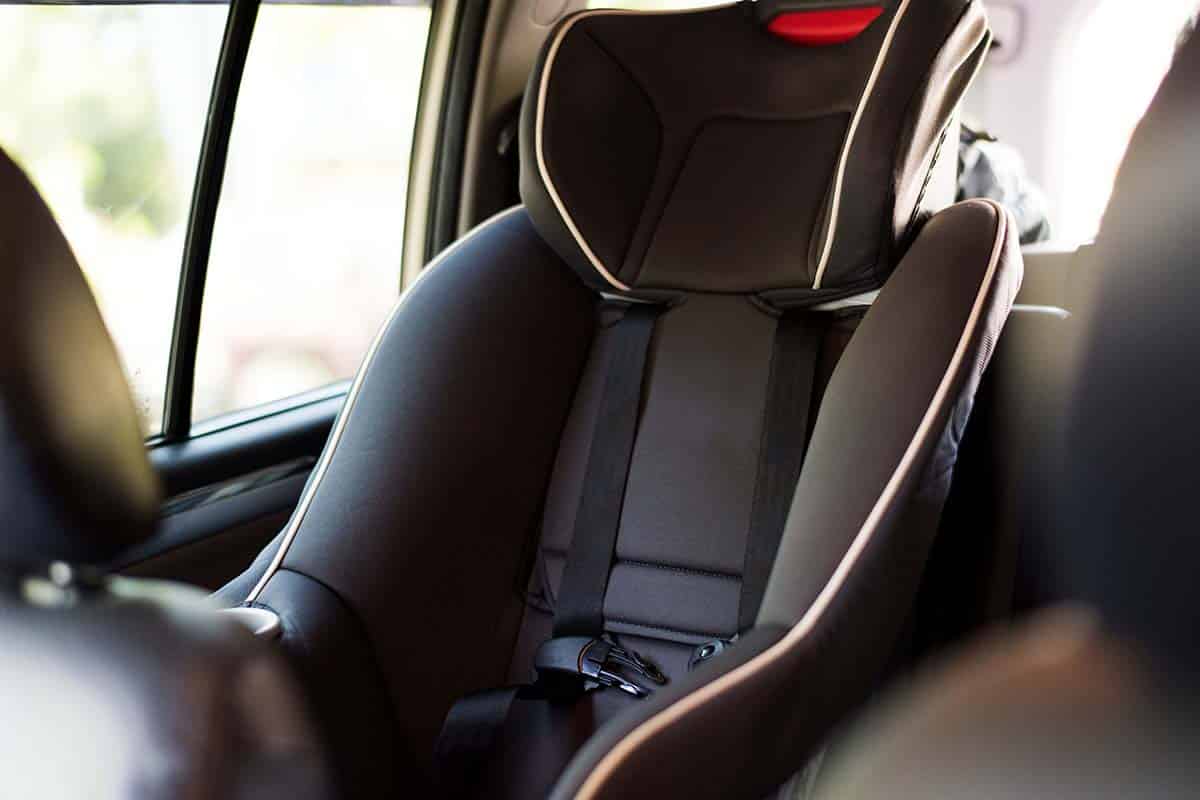 Два детских автокресла развалились в краш-тесте ADAC. Фото: freepik.com