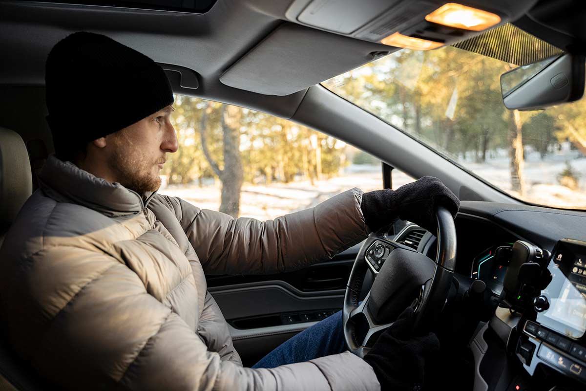 ADAC предупреждает о рисках вождения в зимней одежде. Фото: freepik.com