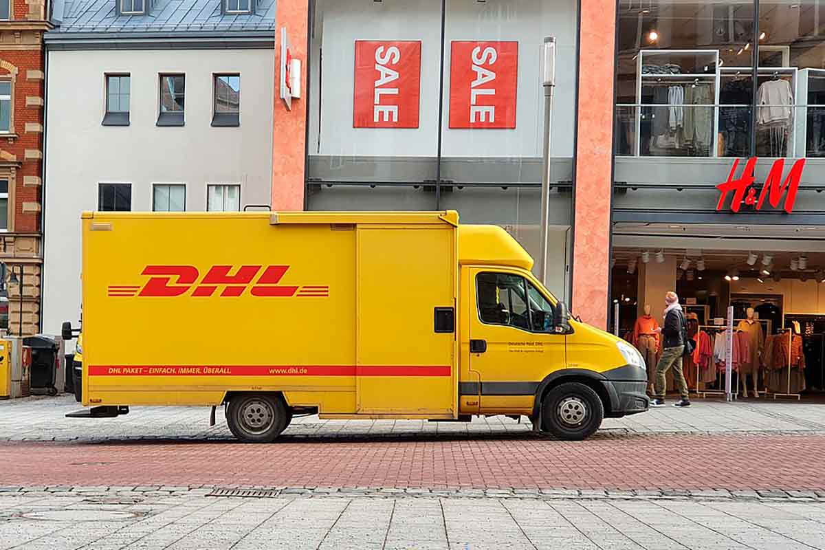 DHL вводит сбор за посылки на Черную пятницу в Германии. Фото: wikimedia commons