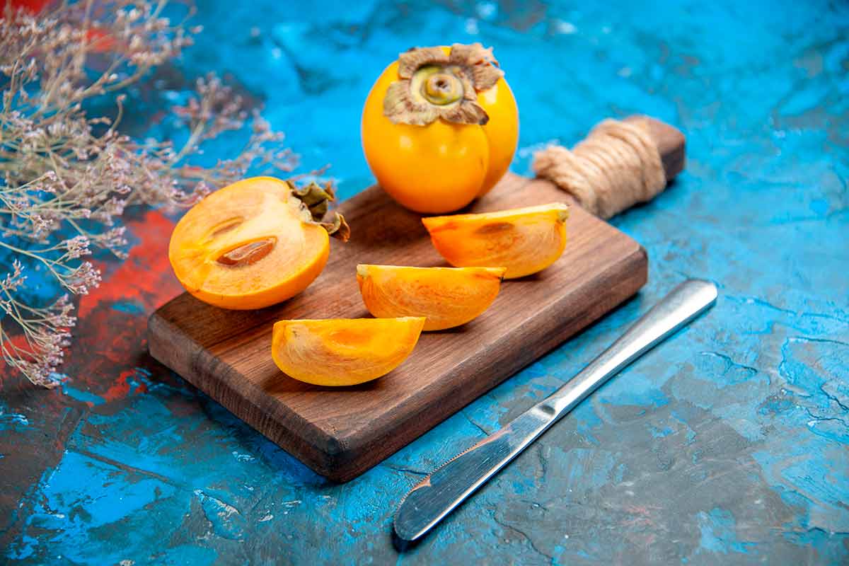 Хурма с тёмными пятнами внутри: съедобно или опасно. Фото: freepik.com