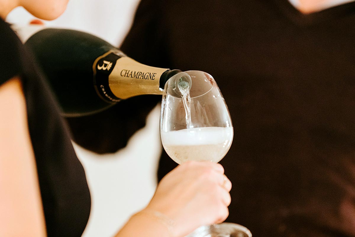 Налог на игристое вино в Германии в 2025 году. Фото: unsplash.com