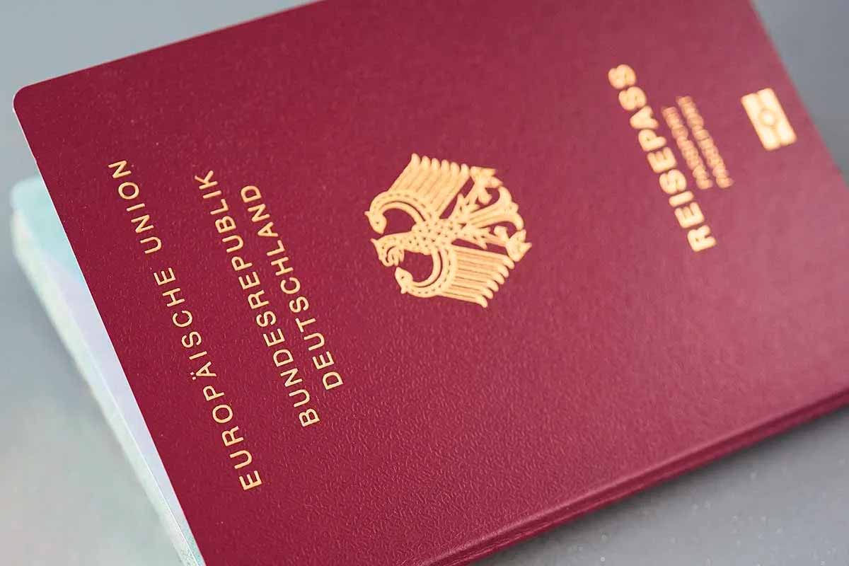 Почему в Германии нельзя оставлять паспорт в залог. Фото: wikimedia commons