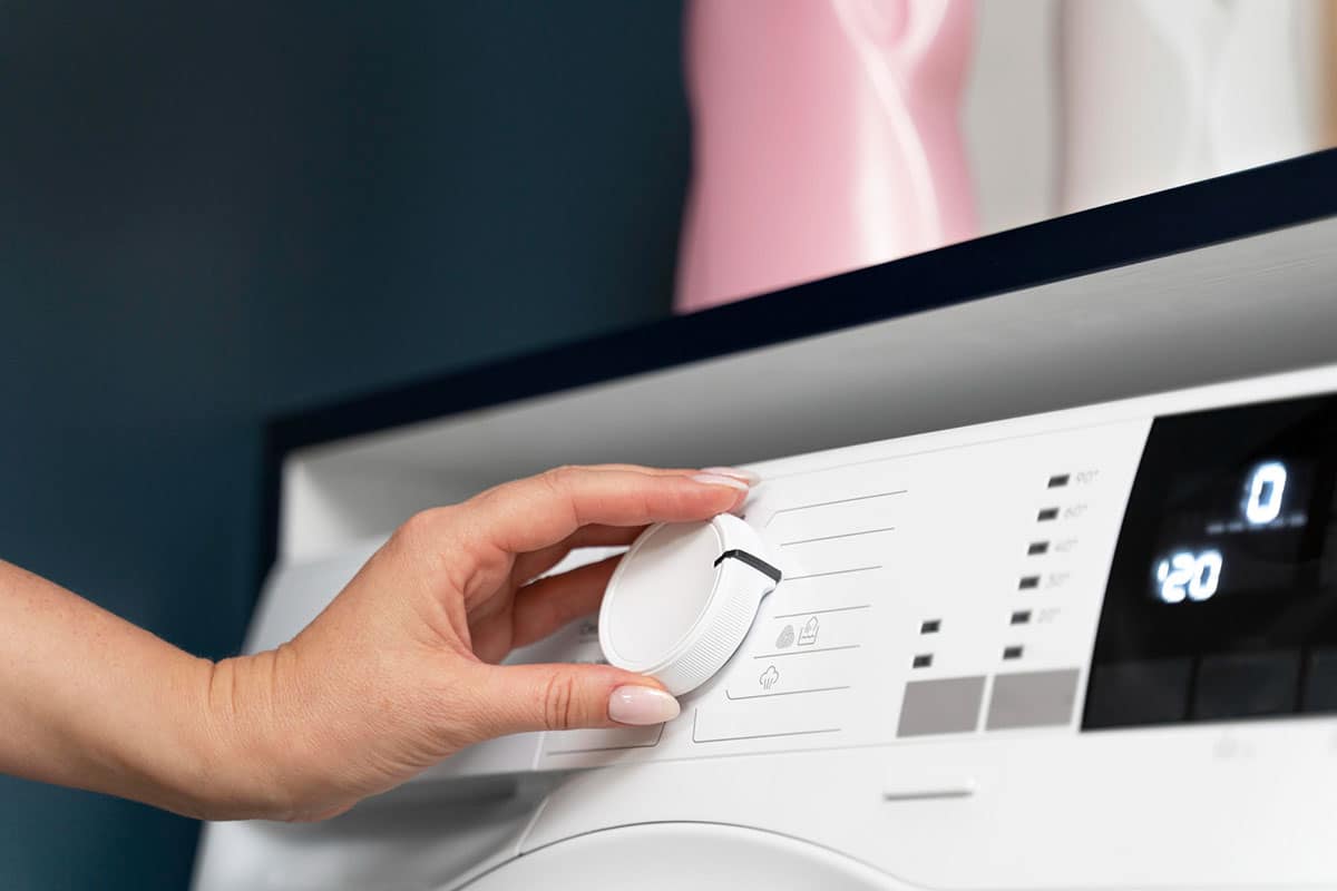 Не стирайте бельё при 60 или 40 градусах. Фото: freepik.com