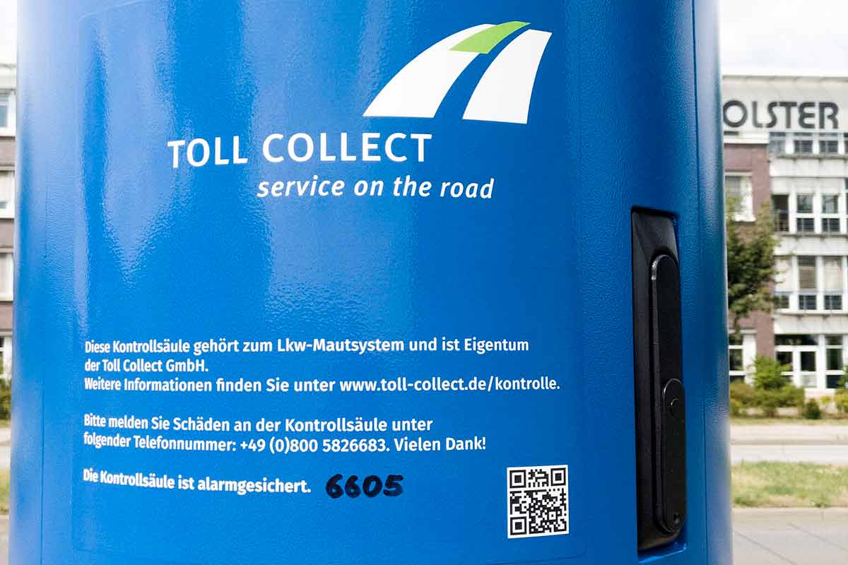 Синий столб — это не камера скорости, а датчик системы контроля платы для грузовиков. Фото: wikimedia commons