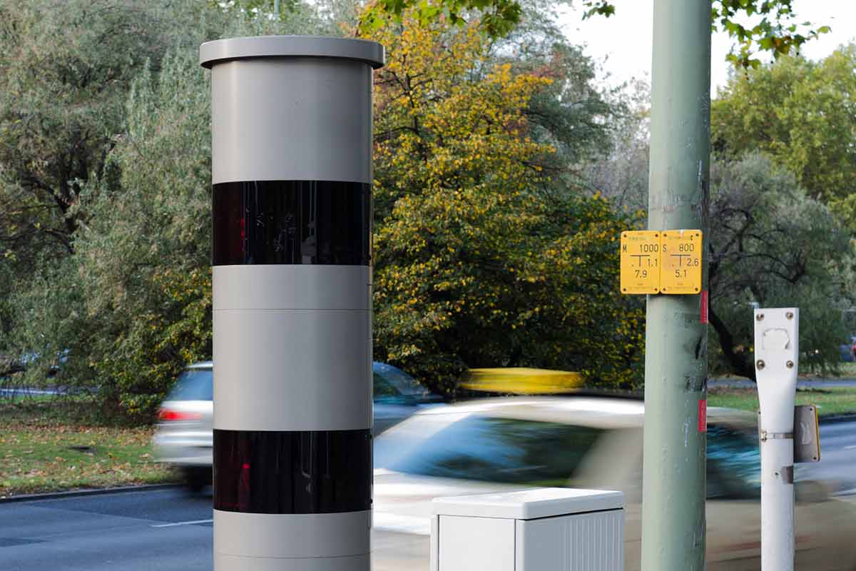 Как распознать камеры фиксации скорости в Германии. Фото: wikimedia commons