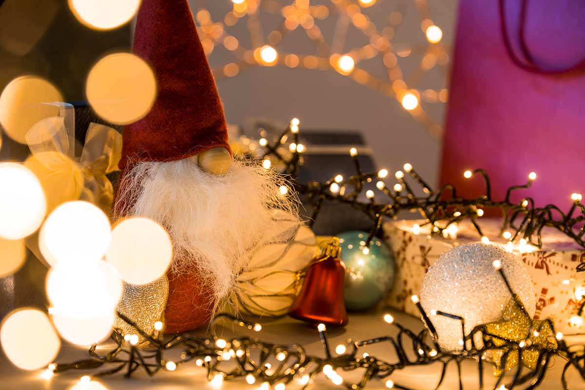 3 ключевых правила безопасности для рождественских гирлянд. Фото: freepik.com
