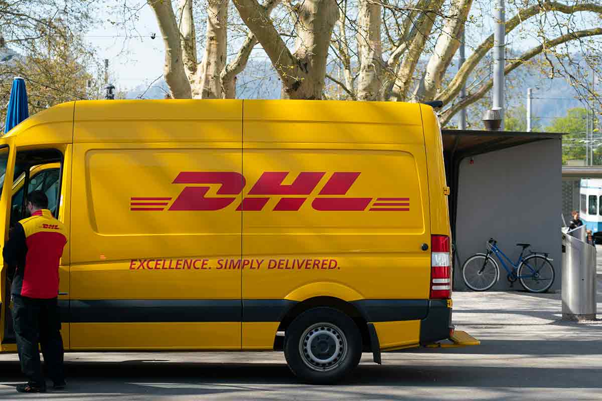 3 схемы мошенничества от имени DHL в декабре 2025 года. Фото: unsplash.com