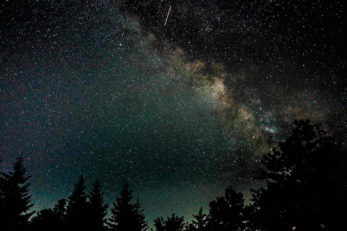 Звездопад Геминиды в декабре 2025 года: самый яркий в году. Фото: freepik.com