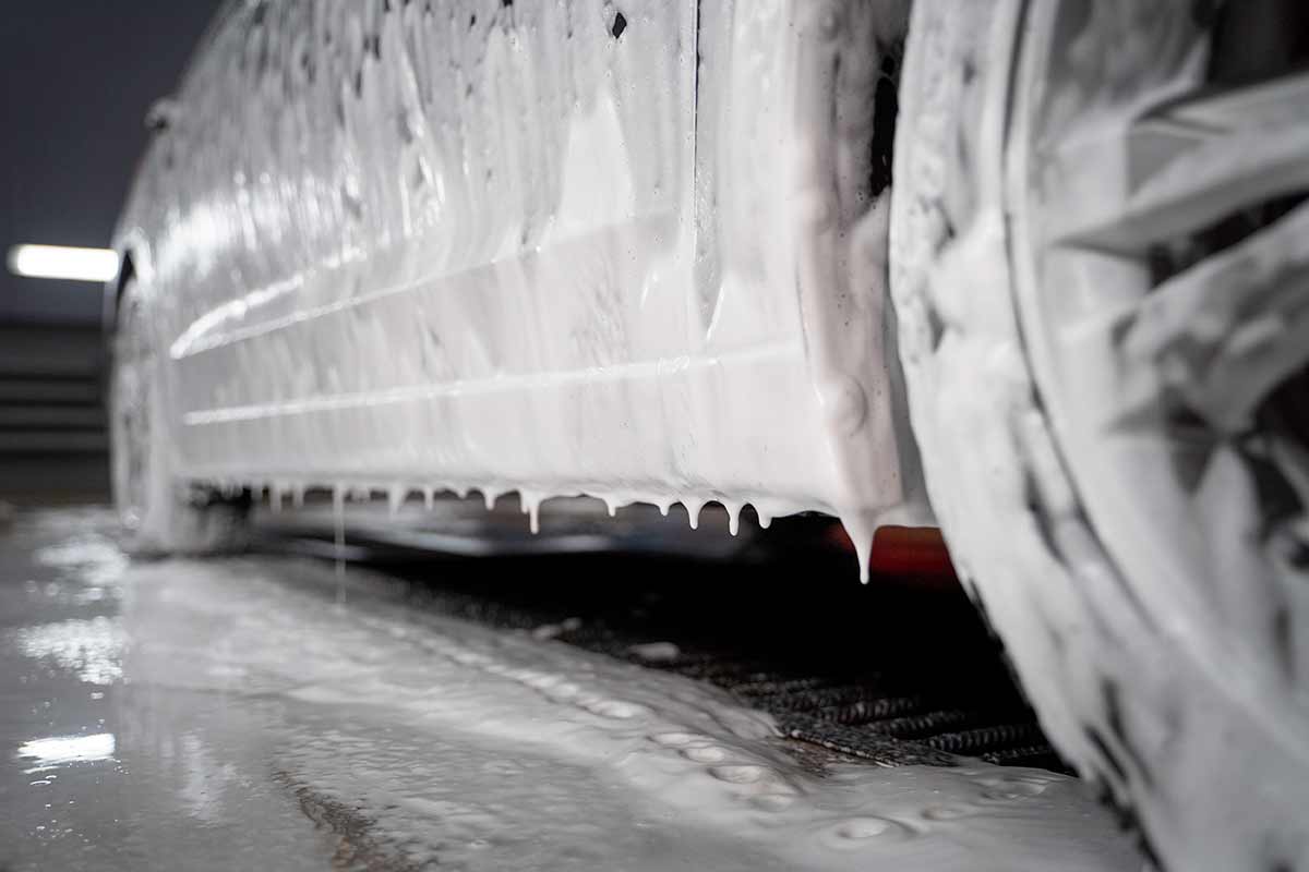 Безопасная зимняя мойка автомобиля: советы ADAC и ACE. Фото: freepik.com