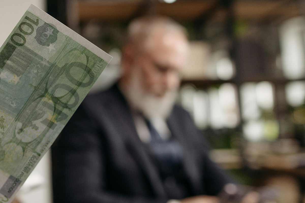 Как изменится выплата пенсий в Германии с марта 2026 года. Фото: freepik.com