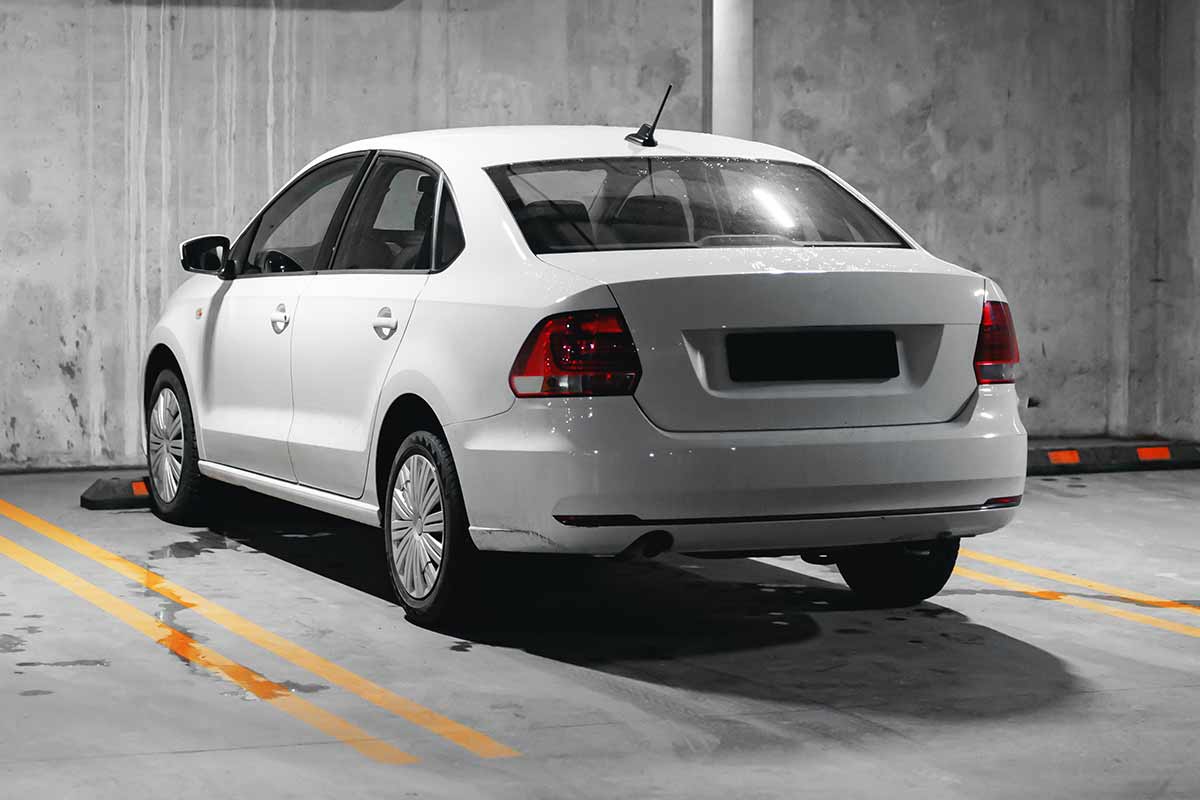 Машина без номеров в Германии: правила парковки и штрафы. Фото: freepik.com