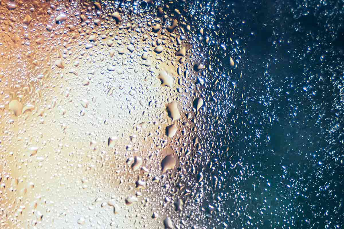 Как избавиться от конденсата на окнах: 3 главные ошибки. Фото: freepik.com