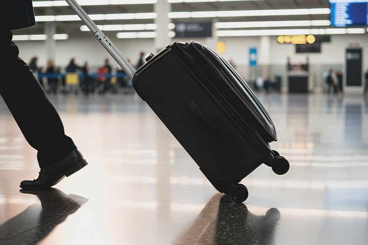 В аэропортах ЕС запретят упаковывать багаж в плёнку. Фото: freepik.com