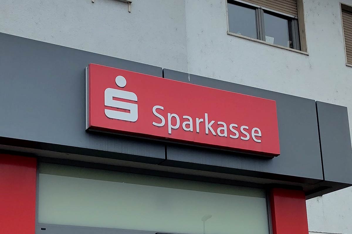 S-Trust от Sparkasse прекращает работу 31 марта 2026 года. Фото: wikimedia commons