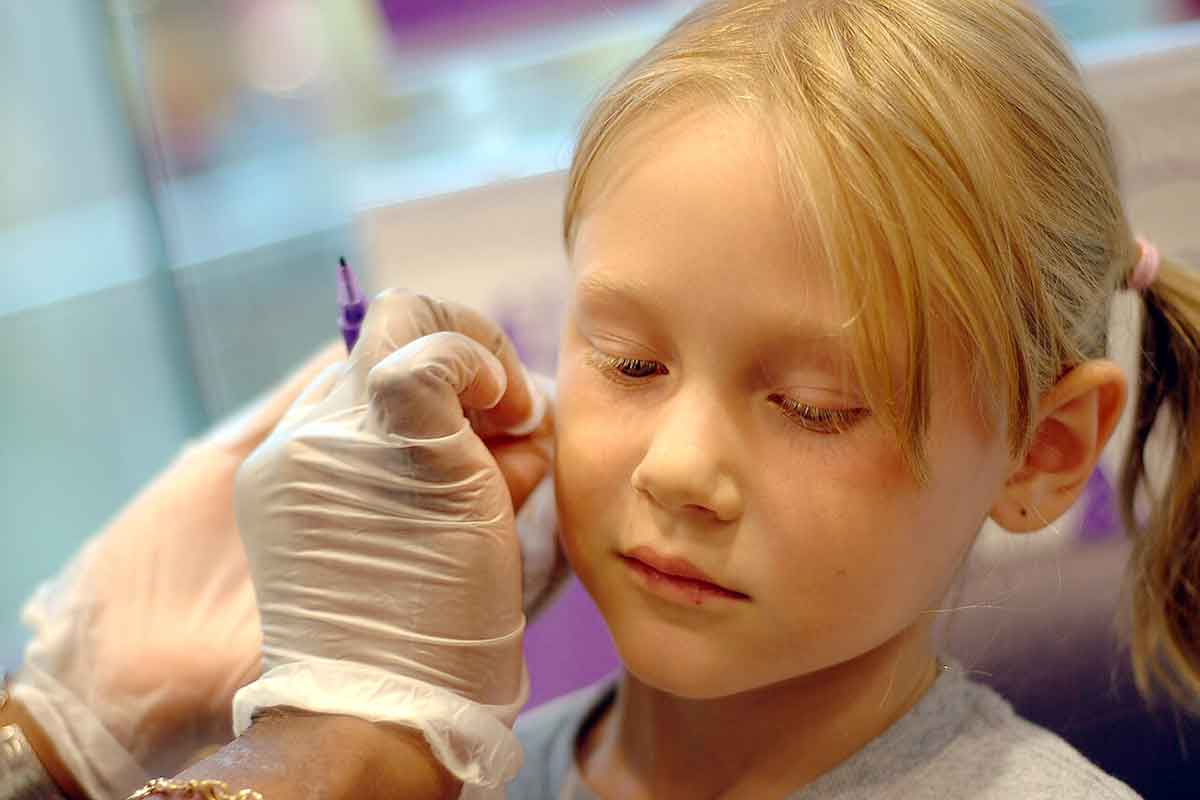 Бесплатное прокалывание ушей в dm в Германии в 2026 году. Фото: wikimedia commons