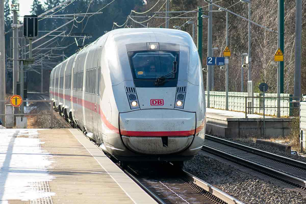 DB предупреждает о фальшивых плакатах с билетом за 0 евро. Фото: pixabay.com