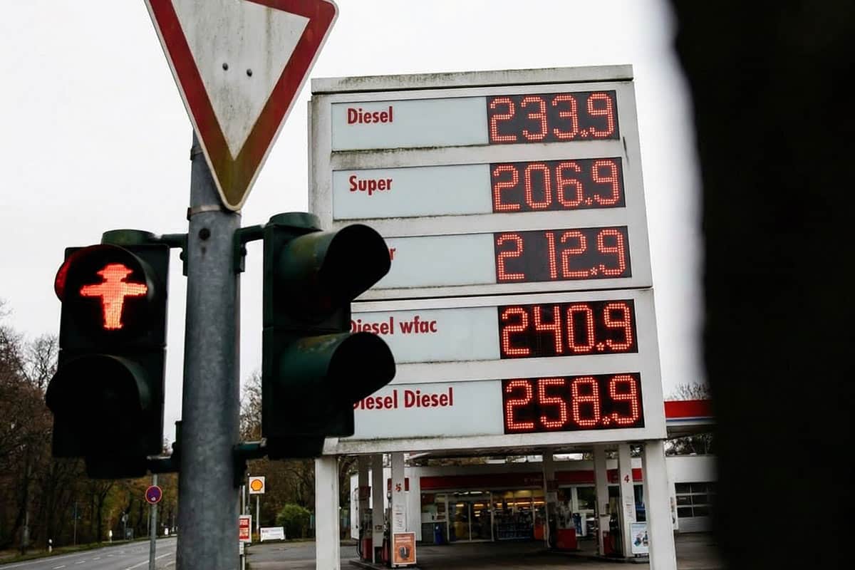 Германия ограничила рост цен на бензин с 1 апреля 2026 года. Фото: ausnews.de