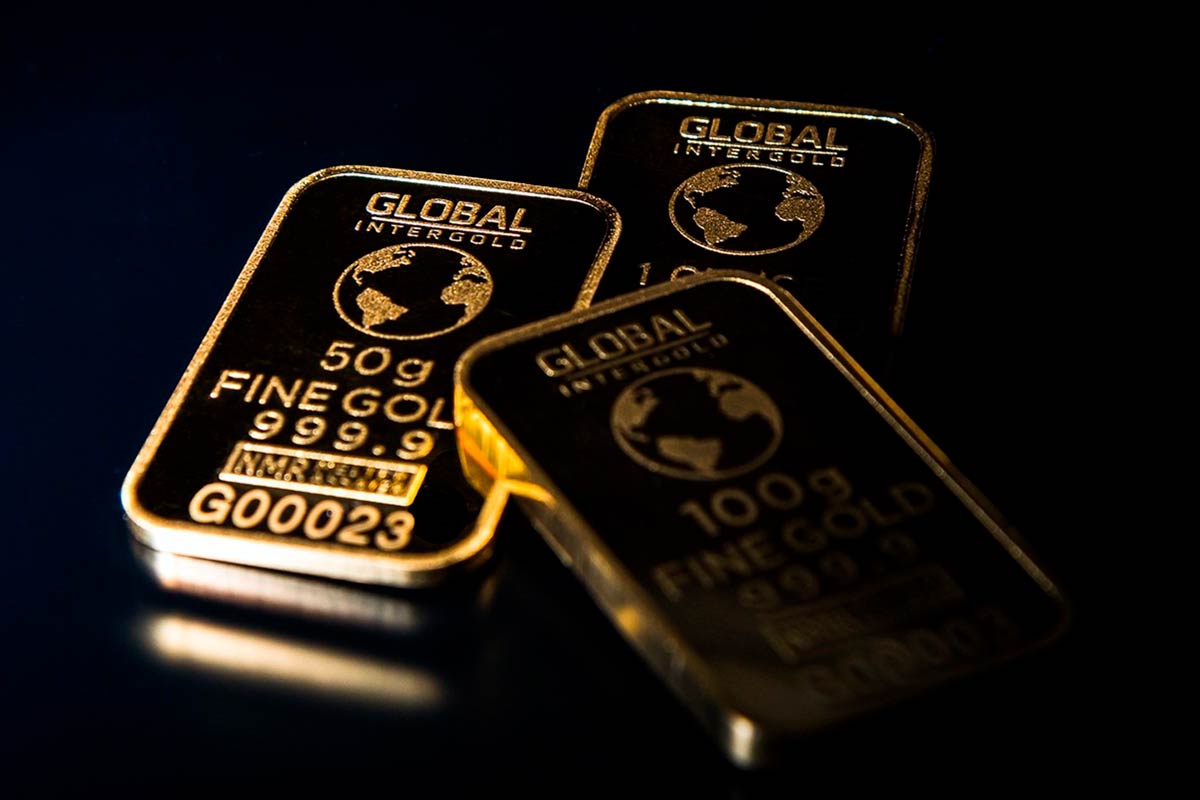 Золото упало ниже 5 000$ на фоне войны с Ираном: причины