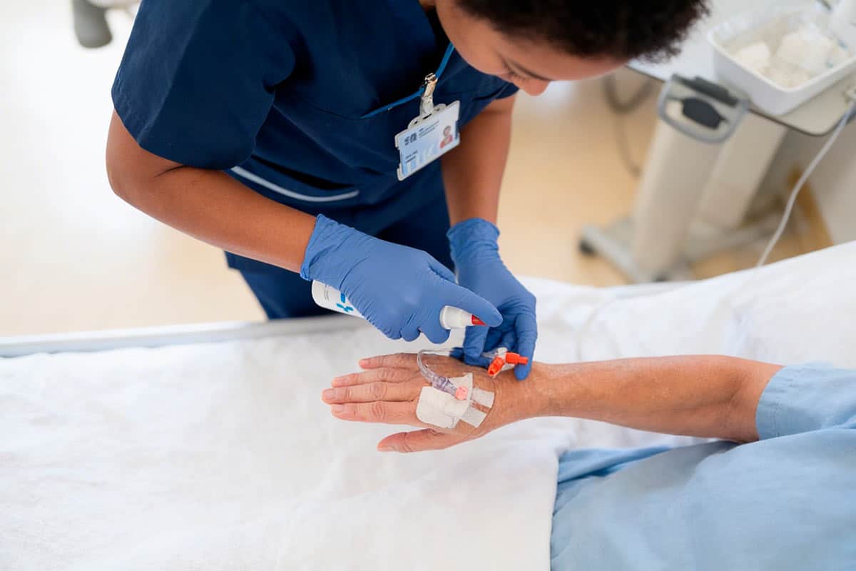 TVöD 2026: медикам в Германии подняли надбавки до 250 евро. Фото: ausnews.de