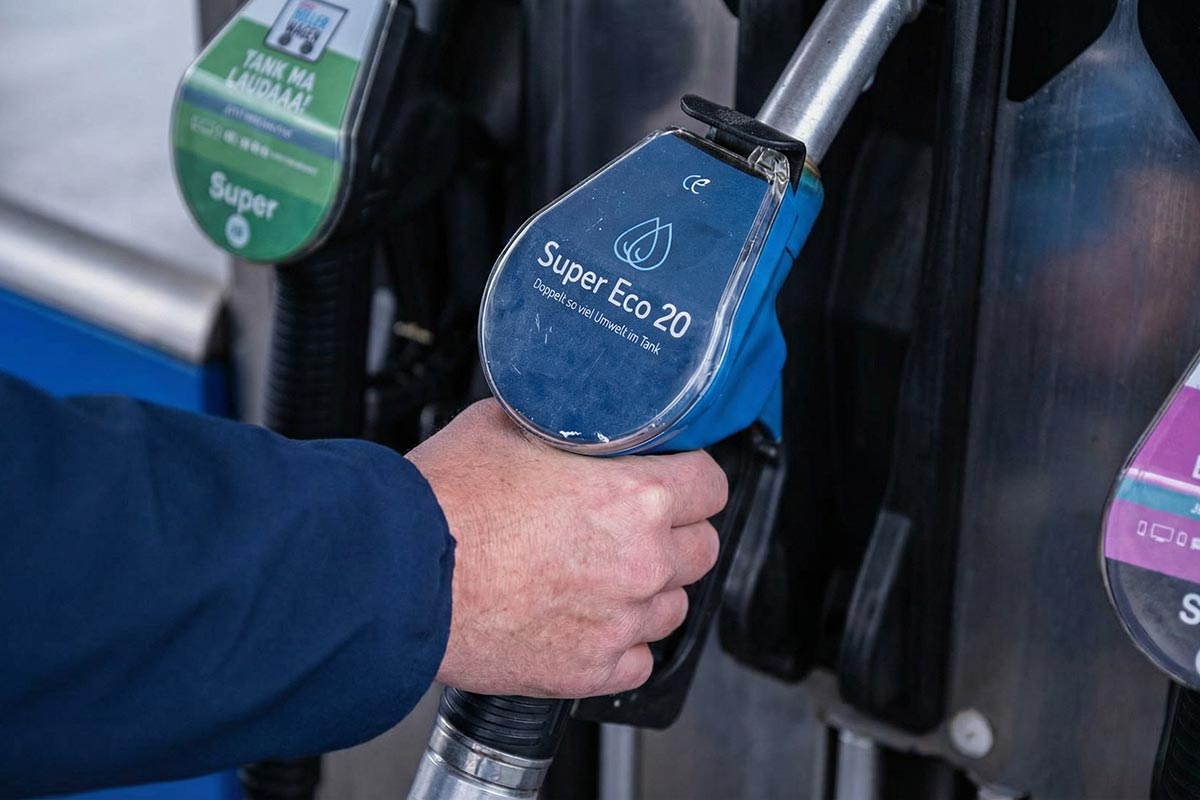 Новый бензин E20 в Германии: для некоторых авто это опасно. Фото: ausnews.de