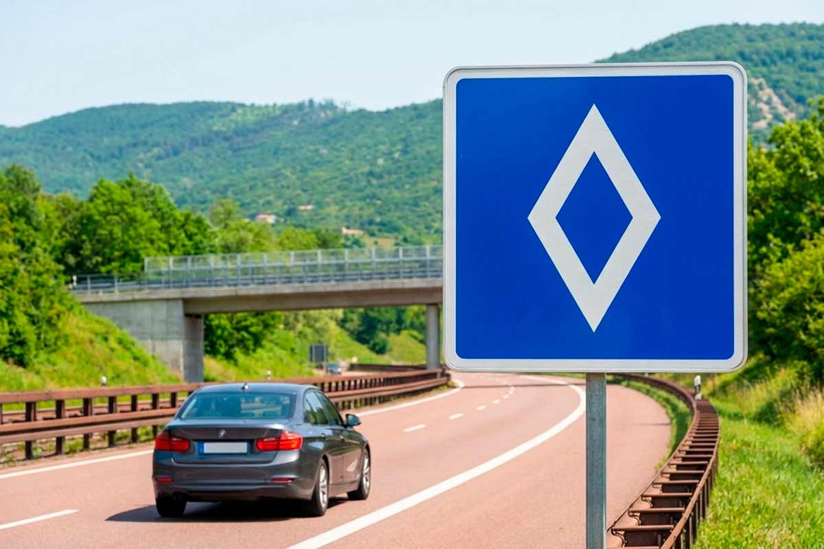 Новый дорожный знак в Германии: что означает белый ромб. Фото: ausnews.de