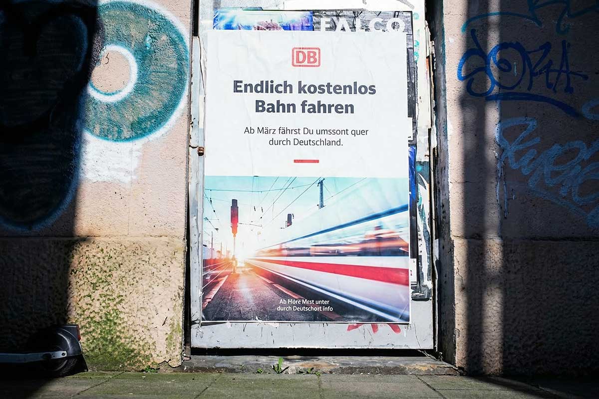 Null-Euro-Ticket: фейковые плакаты Deutsche Bahn на вокзалах. Фото: ausnews.de