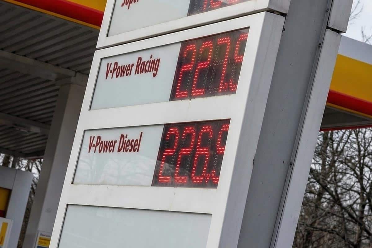 В Германии цена на топливо превысила 2 евро с 9 марта 2026 года. Фото: ausnews.de