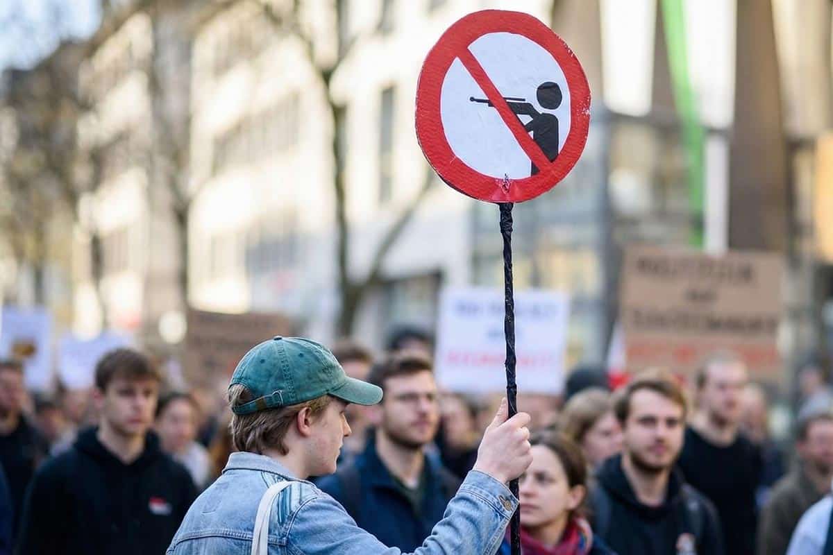 Тысячи студентов в Германии бастуют против военной службы. Фото: ausnews.de