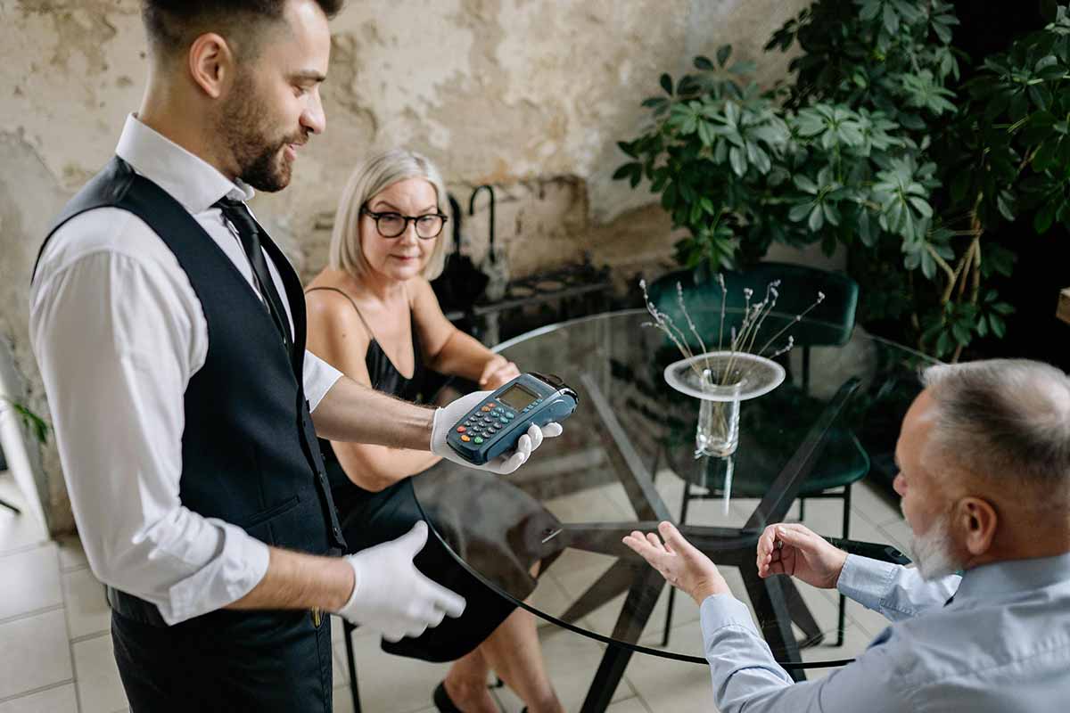 Чаевые в Германии растут — и вызывают бурные споры