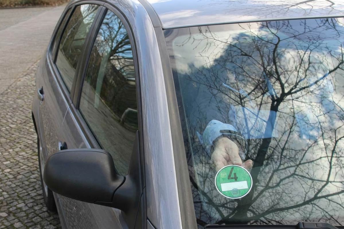 В Германии штраф 100 евро за нечитаемую наклейку. Фото: ausnews.de