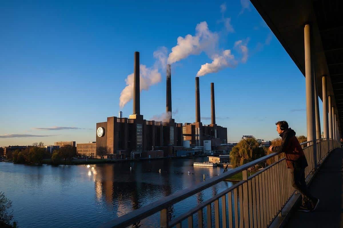 Volkswagen сократит 50 000 рабочих в Германии к 2030 году. Фото: ausnews.de