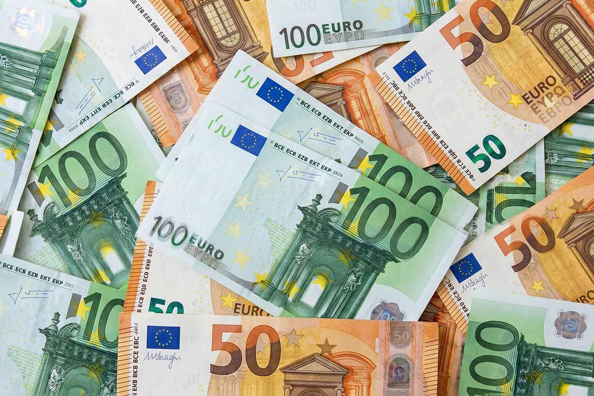 Германия продлит налоговую премию 1000 евро до 2027 года. Фото: ausnews.de