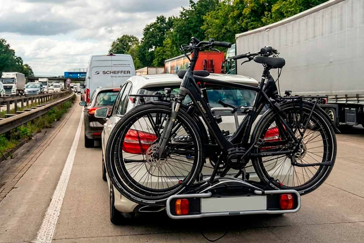 Перевозка e-bike на фаркопе в Германии: правила и штрафы. Фото: ausnews.de