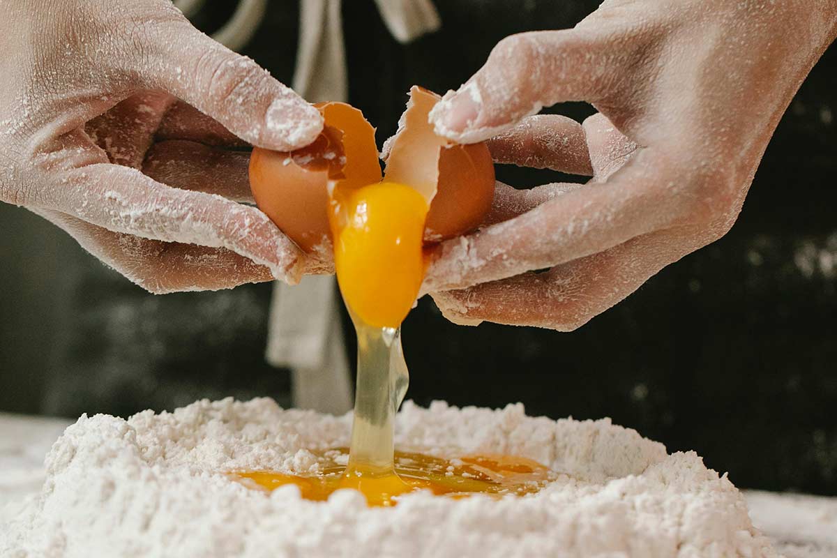 Берегите здоровье: чем опасны сырые продукты на Пасху. Фото: pexels.com