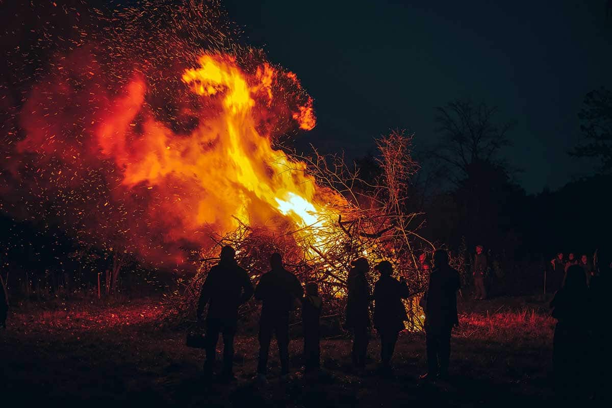 Покроет ли страховка ущерб от пасхального костра в Германии. Фото: pexels.com