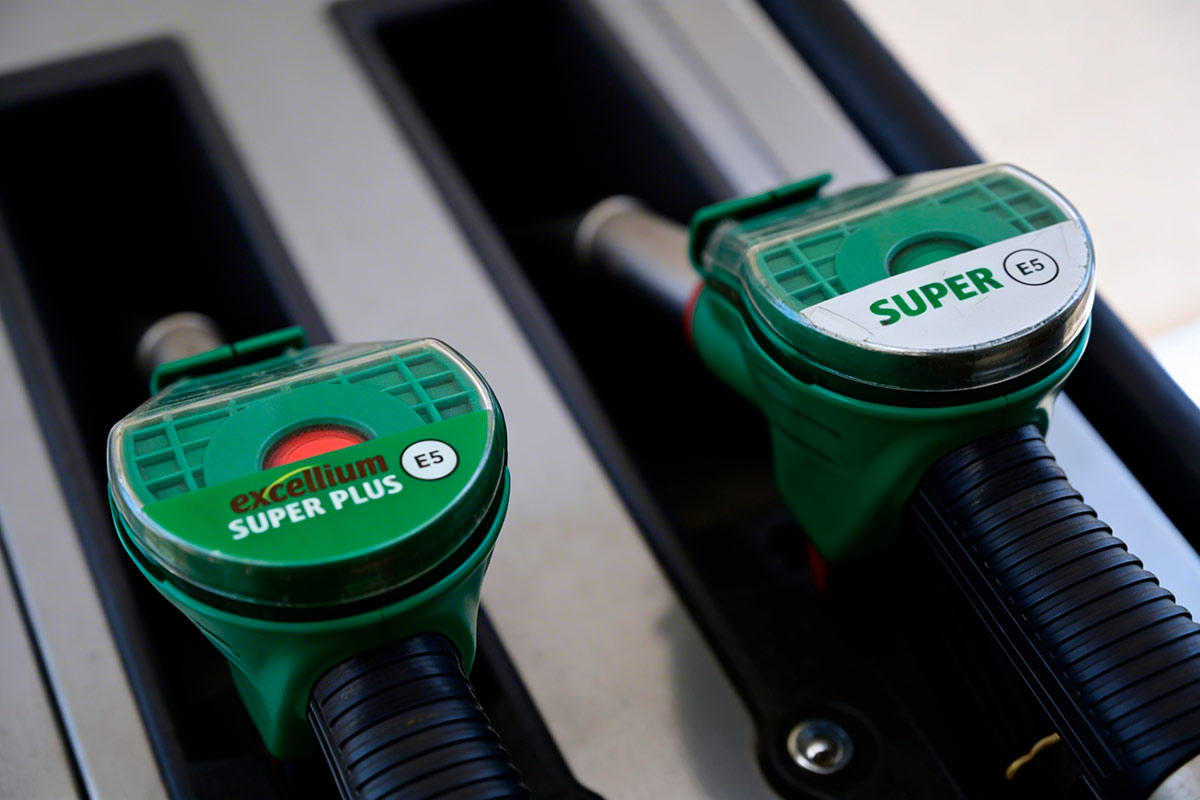 Мерц планирует временно снизить налог на топливо