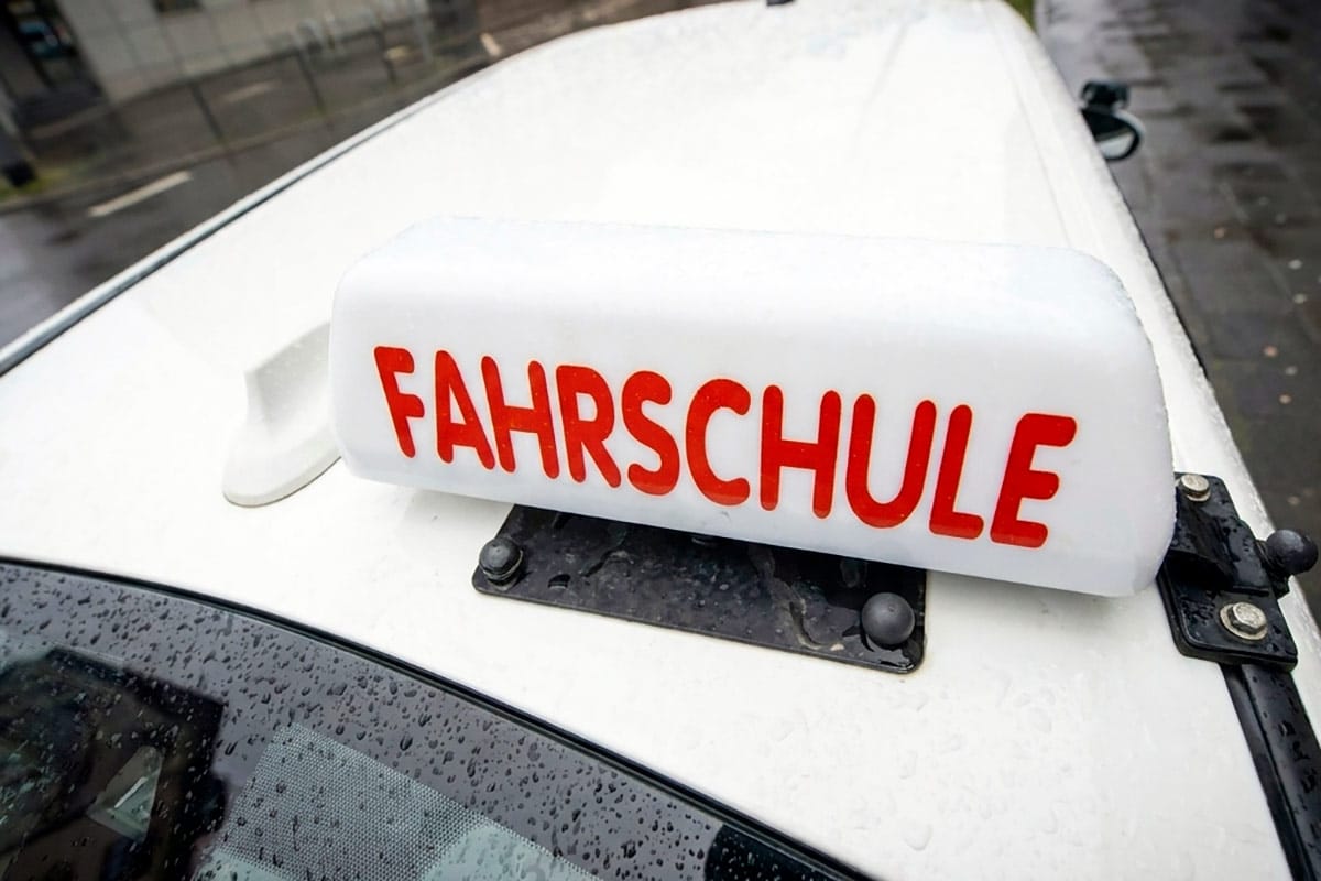Штрафы за скорость в автошколе Германии: платит не ученик . Фото: ausnews.de